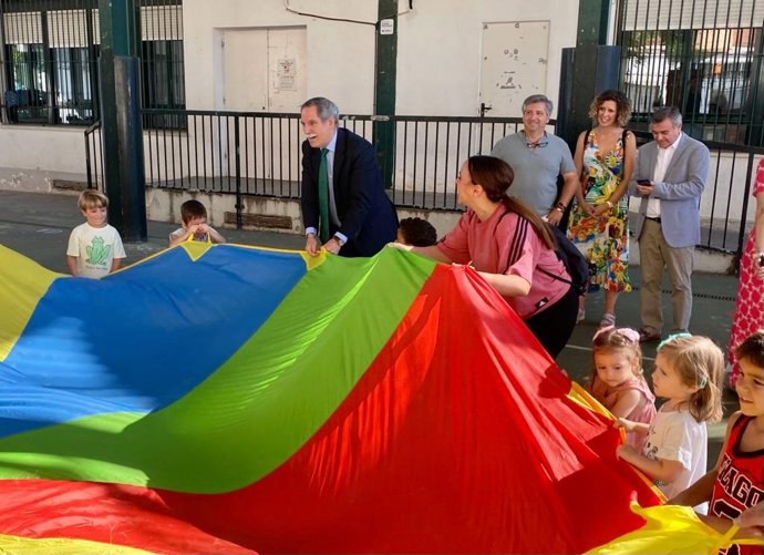 El delegado territorial de Desarrollo Educativo, José Francisco Viso, participa en un juego con un grupo de niños.