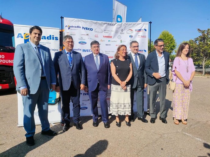 La consejera de Movilidad y Transformación Digital de la Junta de Castilla y León, María González Corral (centro), junto a autoridades presentes en la inauguración de la jornada de Aestradis.