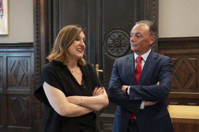 La alcaldesa de Valncia, María José Catal, junto al presidente de la Confederación Empresarial de la Comunidad Valenciana (CEV) y vicepresidente de la Confederación Española de Organizaciones Empresariales (CEOE), Salvador Navarro, a su llegada a una 
