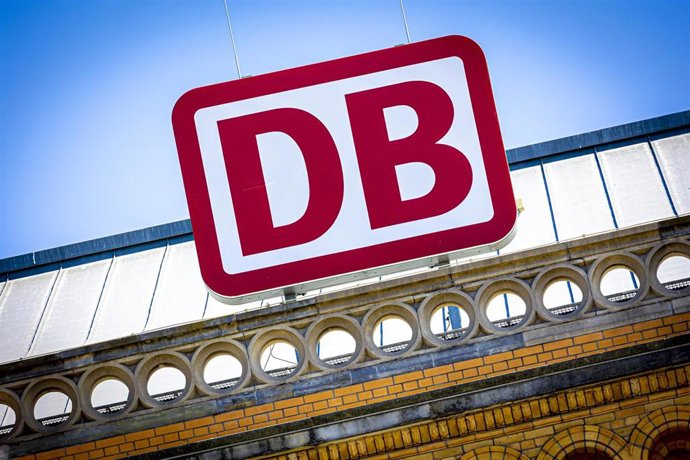 Archivo - Logo de Deutsche Bahn en la estación de tren de Hanover.