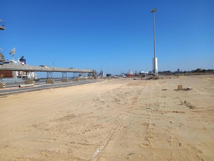 Obras de ampliación del pavimento del Muelle de Minerales del Puerto de Huelva.