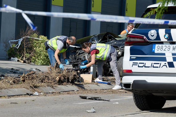 Agented de la policía cogen pruebas junto al coche siniestrado de la víctima mortal, en el barrio de Villaverde, a 23 de junio de 2023, en Madrid (España). Un hombre de 63 años ha fallecido en la madrugada de hoy, después de ser embestido su vehículo po