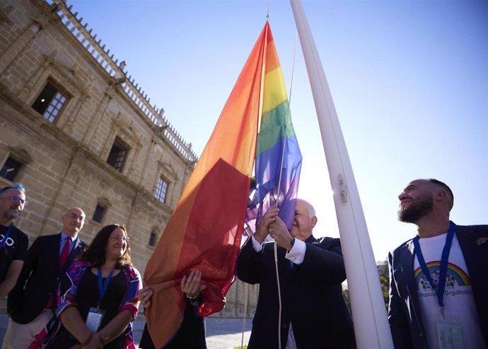 El presidente del Parlamento andaluz, Jesús Aguirre, iza la bandera de la Diversidad.