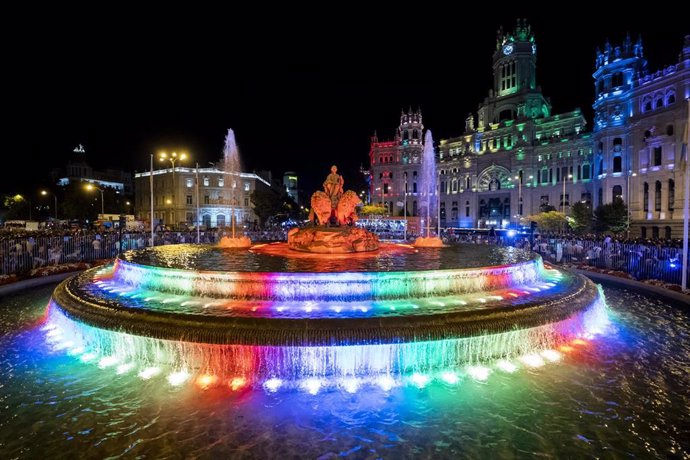 Archivo - Fuentes de Cibeles con los colores del arcoiris durante el Orgullo LGTBIQ 