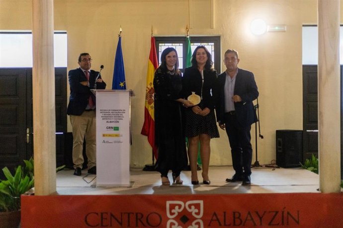 La delegada de Empleo, Empresa y Trabajo Autónomo de la Junta en Córdoba, María Dolores Gálvez (izda.), en la entraga de premios.