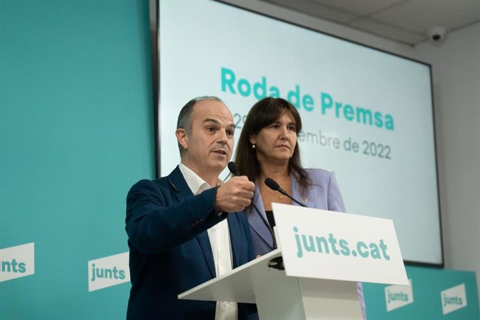 Archivo - El secretario general de Junts, Jordi Turull, y la presidenta de Junts, Laura Borrs, responden a los medios tras una reunión en la sede de Junts per Catalunya, a 29 de septiembre de 2022, en Barcelona, Cataluña (España). 