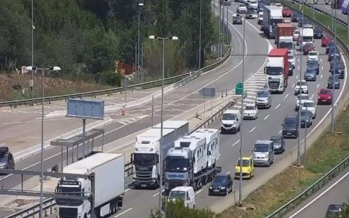 Archivo - Un camión averiado en la autopista AP-7 a la altura de Martorell (Barcelona) corta un carril y causa 12,5 kilómetros hasta Sant Cugat del Valls (Barcelona).