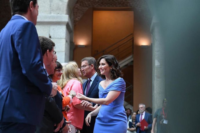 La presidenta de la Comunidad de Madrid, Isabel Díaz Ayuso, saluda a los asistentes durante el acto de su toma de posesión, en la Real Casa de Correos, a 23 de junio de 2023, en Madrid (España). Ayuso ha sido investida como presidenta regional en la Asa