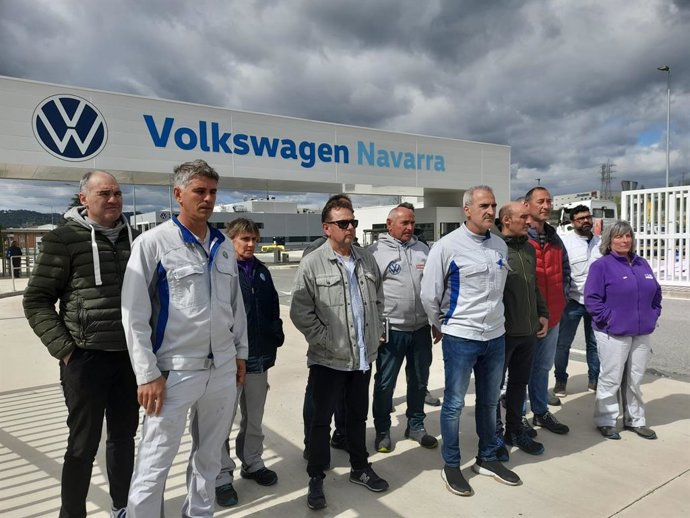 Archivo - Representantes del comité de empresa de Volkswagen Navarra en la puerta de la factoría de Landaben.