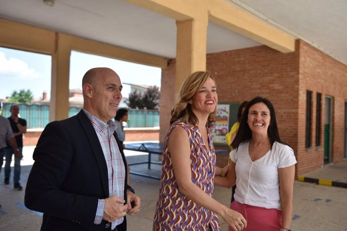 La ministra de Educación y Formación Profesional, Pilar Alegría, en su visita a Casalarreina