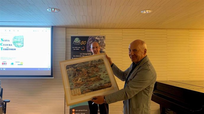 Enrique Laucirica recoge el galardón de manos de Carlos Manuel Valdés[2742]