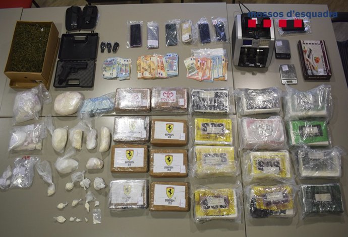 Incautan 11 kilos de cocaína, armas y cogollos de marihuana