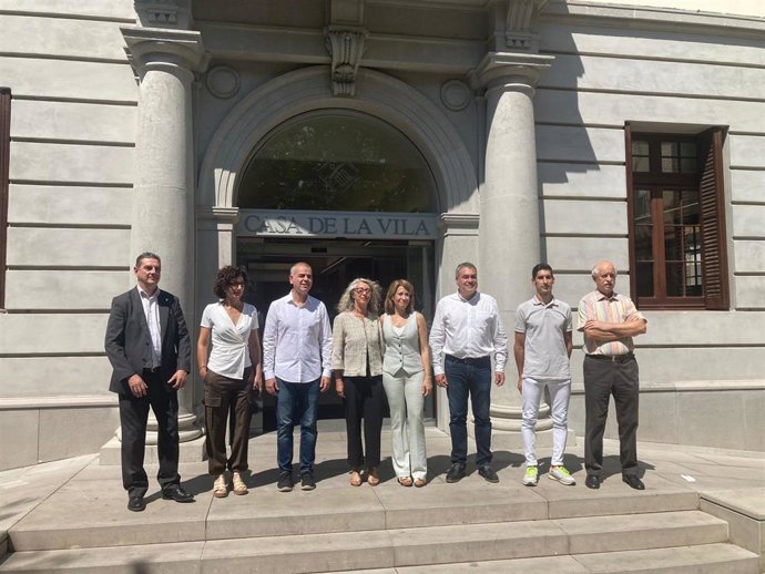 La ministra Raquel Sánchez junto al equipo de gobierno de Sant Feliu de Llobregat (Barcelona), a viernes 23 de junio de 2023