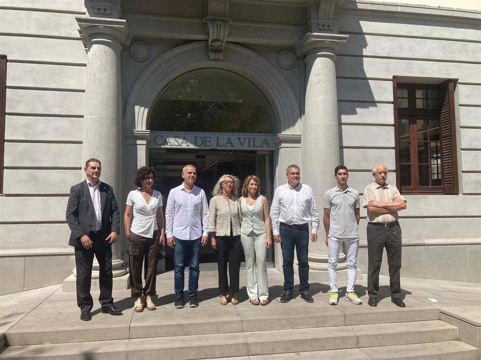 La ministra Raquel Sánchez junto al equipo de gobierno de Sant Feliu de Llobregat (Barcelona), a viernes 23 de junio de 2023