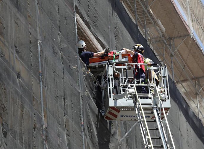 Los bomberos rescatan a un trabajador de la construcción tras caer de una de las plantas del edificio en obras de la Plaza del Duque.