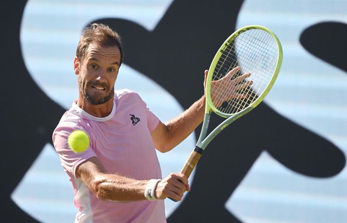 15 June 2023, Baden-Württemberg, Stuttgart: French tennis player Richard Gasquet in action against Greece's Stefanos Tsitsipas during their men's singles round of 16 tennis match at the Stuttgart Open tennis tournament. Photo: Marijan Murat/dpa
