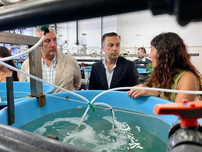 El delegado de Agricultura, Pesca, Agua y Desarrollo Rural de la Junta de Andalucía en Cádiz, David Gil, visita las instalaciones de Ctaqua en El Puerto de Santa María.