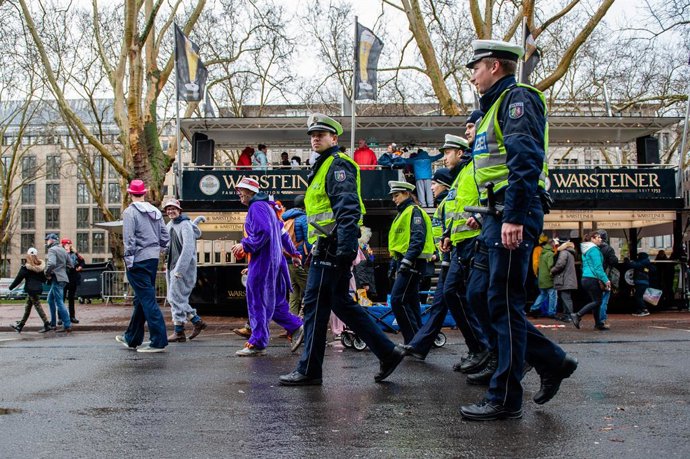 Archivo - March 4, 2019 - Dusseldorf, Rhineland, Germany - German police are seen walking on the streets during the parade..In Düsseldorf, the calendar of Carnival events features no fewer than 300 Carnival shows, balls, anniversaries, receptions and co