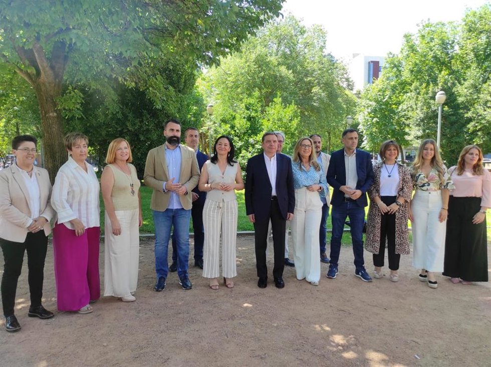 Planas (centro), entre Crespín y Luna, junto al resto de candidatos del PSOE al Congreso y al Senado.