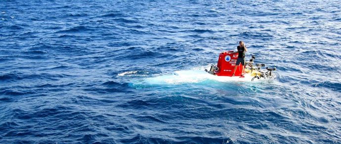 La microbióloga española del Instituto Español de Oceonografía de Málaga Isabel Ferrera descendió 2.653 metros en dos expediciones distintas en los años 2006 y 2007 en la Dorsal del Pacífico Este a bordo del sumergible Alvin