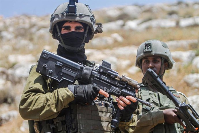 Militares de Israel durante una protesta contra los asentamientos en la localidad de Beit Naja, en los alrededores de Nablús, Cisjordania