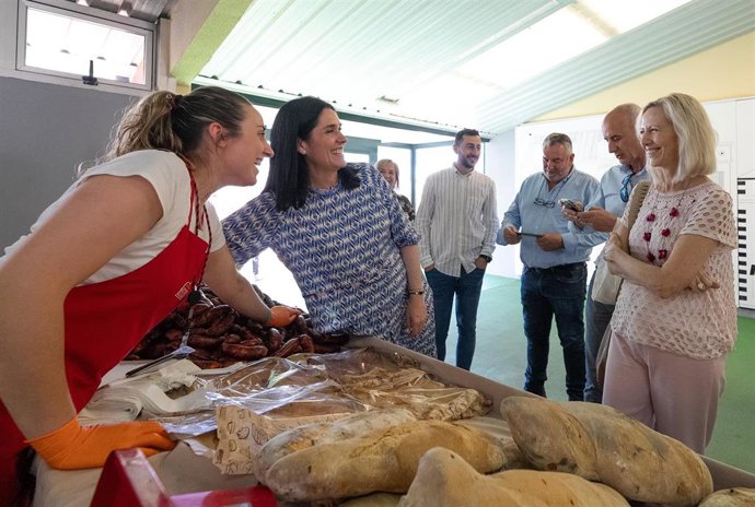 La secretaria general del PPdeG, Paula Prado, con la número dos del PP al Congreso por A Coruña, Marta González, y el alcalde de Curtis, Javier Caínzos