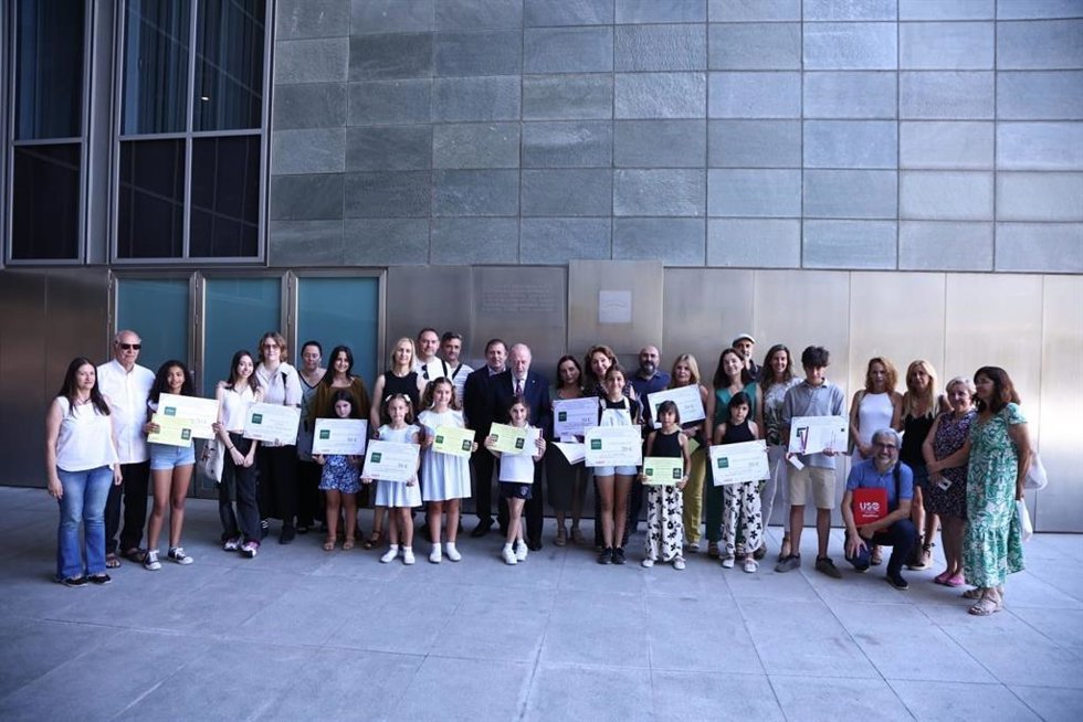 Entrega los premios del II Certamen de Dibujo y Pintura de la Diputación