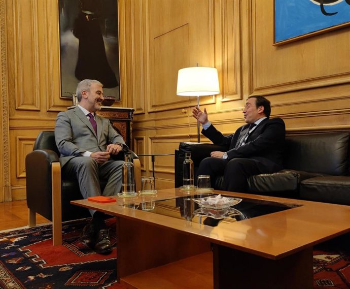El alcalde de Barcelona, Jaume Collboni, y el ministro de Asuntos Exteriores, Unión Europea y Cooperación, José Manuel Albares, reunidos en el consistorio