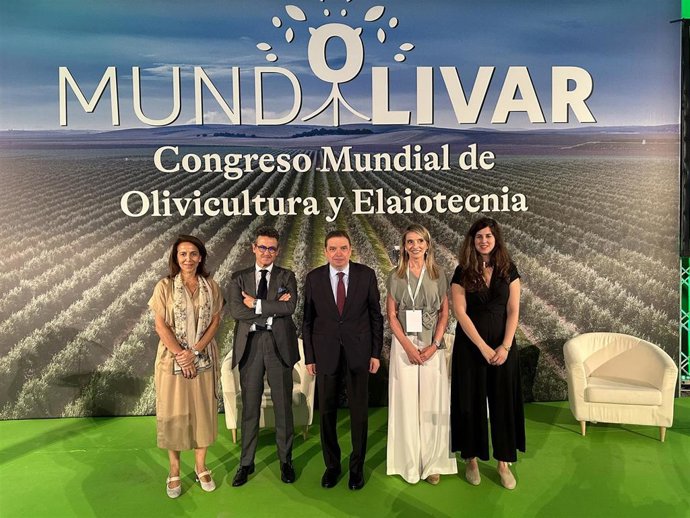 Luis Planas (en el centro) en la clausura del I Congreso Mundial de Olivicultura y Elaiotecnia, Mundolivar, que comenzó este jueves en Córdoba.