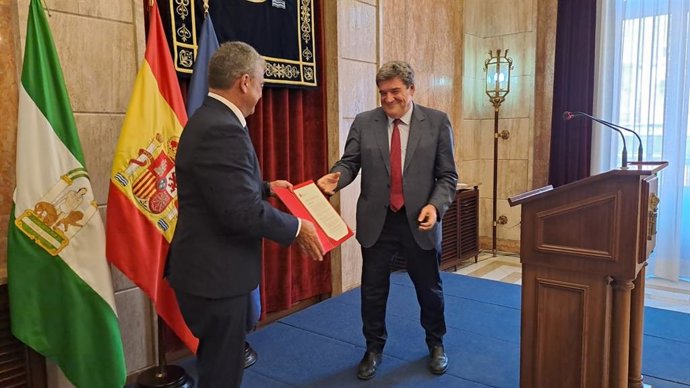 José Luis Escrivá junto al rector de la UAL, Carmelo Rodríguez