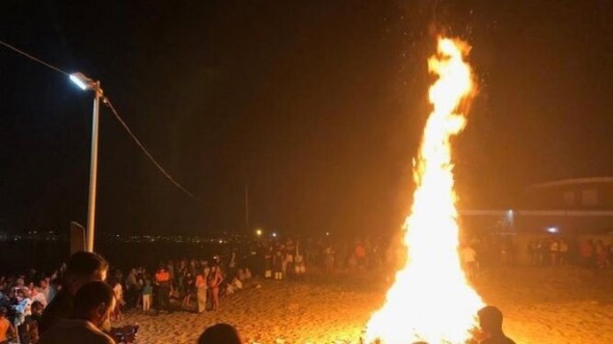 Hoguera de San Juan en la playa de Palmones en Los Barrios (Cádiz)