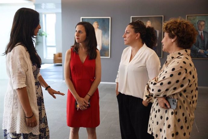 Ione Belarra y Pilar Garrido acuden a las Juntas Generales para arropar a las dos procuradoras guipuzcoanas de la coalición progresista