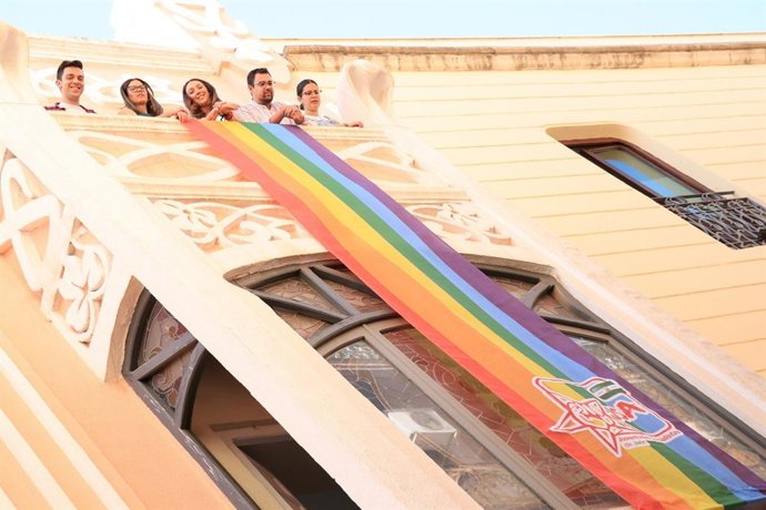 Despliegue de la bandera Lgtbi en la sede pronvincial del PSOE