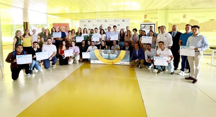 Foto de familia con los premiados en la XV edición del Concurso UPOemprende.