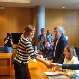 Covadonga Tomé recogiendo su credencial como diputada