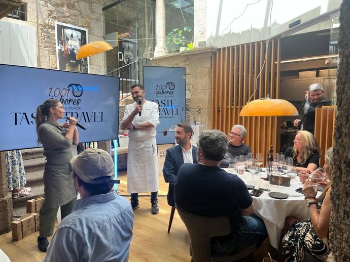 La acción de promoción de los 1.001 Sabores en Santiago de Compostela ha tenido como protagonistas a dos talentos de la cocina, como el chef David López, de Local de Ensayo, y la anfitriona del restaurante 'A Tafona', Lucía Freitas.