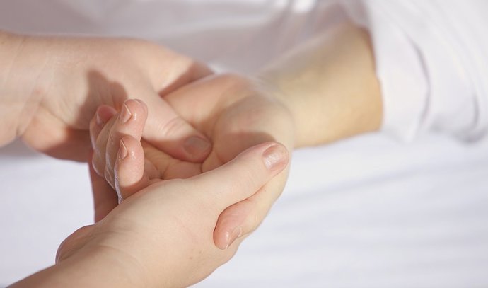 Archivo - Imagen de archivo de ayuda a domicilio 