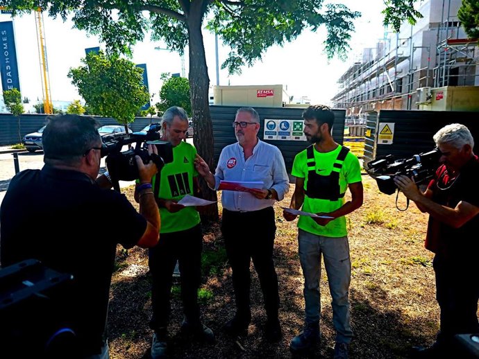 Téllez (centro), ante una obra, informa de la jornada intensiva obligatoria durante el verano en la construcción.