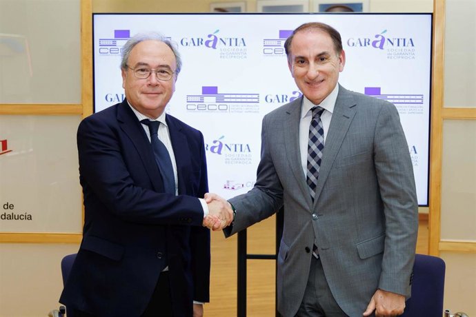 Díaz y González de Lara se dan la mano tras la firma del acuerdo.