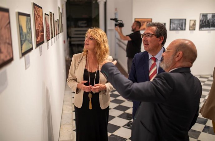 Inauguración de la exposición gráfica 'Huelva hace 100 años, de cuando nació El Comercial'.