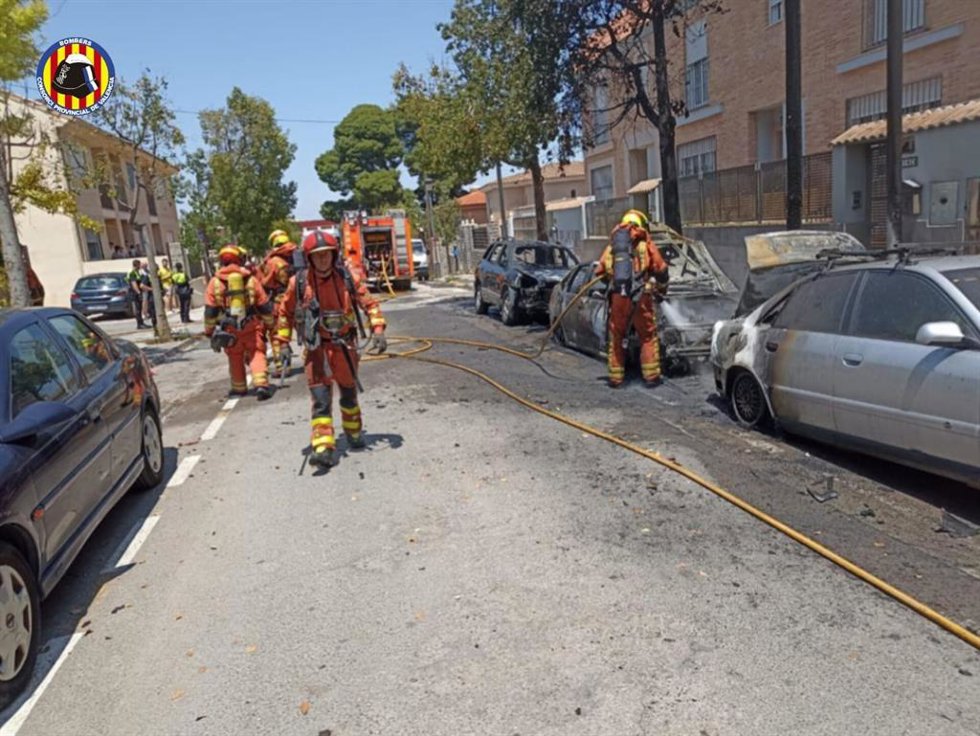 Un incendio afecta a tres coches aparcados en Torrent y deja sin luz a una finca