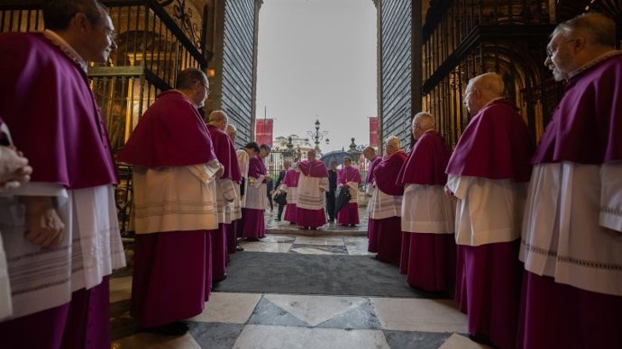 Canónigos de la Catedral reciben al arzobispo hispalense, junto a la Puerta de Palos, antes de la procesión del Corpus Christi en el interior del templo.