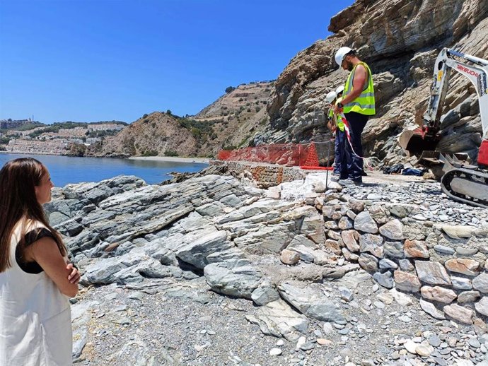 Trabajos en los accesos a la playa de El Muerto de Almuñécar