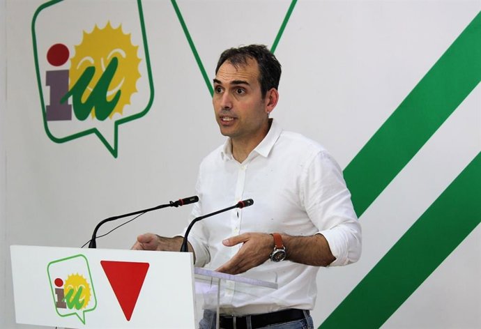El coordinador general de IU Andalucía, Toni Valero, en rueda de prensa. (Foto de archivo).