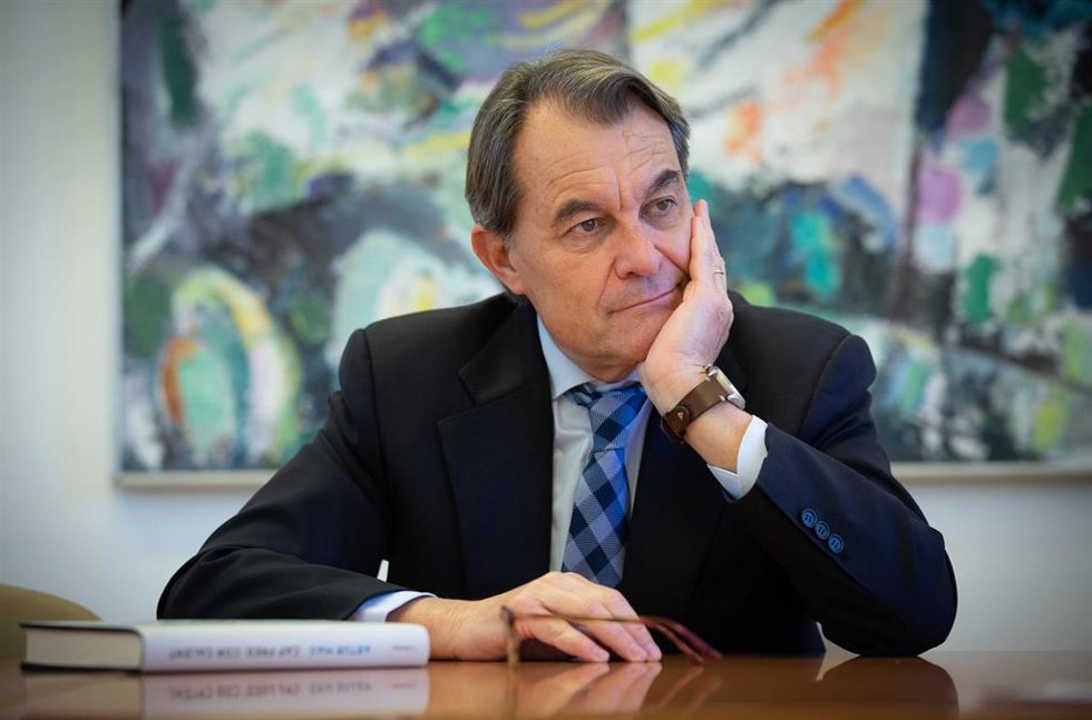 Archivo - El expresidente de la Generalitat catalana entre 2010 y 2016, Artur Mas, posa en una entrevista para Europa Press en el Parlament de Cataluña. FOTO DE ARCHIVO