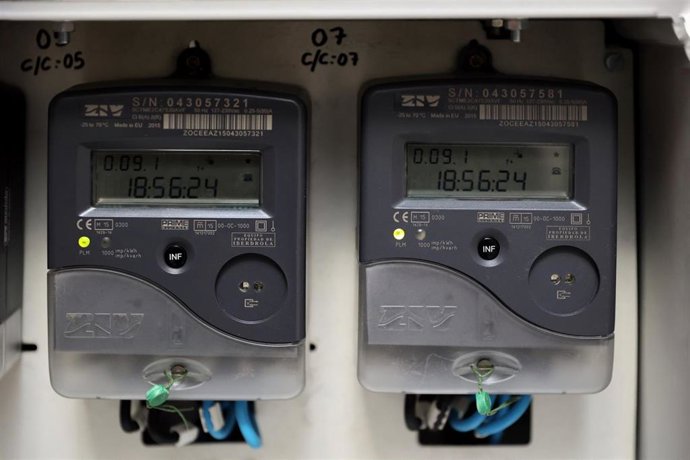 Archivo - Contadores eléctricos de un edificio, en una imagen de archivo.