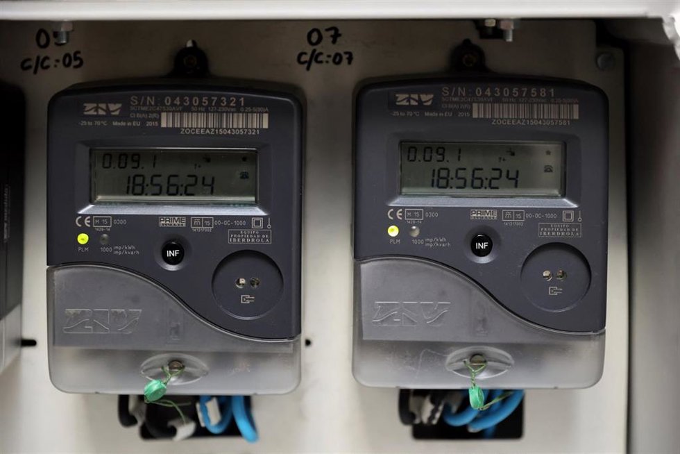 Archivo - Contadores eléctricos de un edificio, en una imagen de archivo.