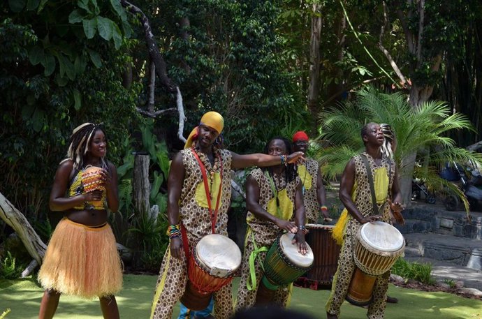 Desde el próximo 7 de julio y hasta el 31 de agosto, todas las noches, el Claro de Selva de Bioparc Fuengirola se llenará de los ritmos y colores africanos con el grupo senegalés Sicobana.