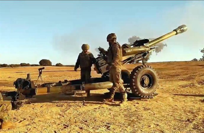 Archivo - Un ejercicio de artillería desarrollado en el campo de maniobras y tiro de la base militar de Cerro Muriano (Córdoba).