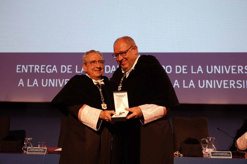El rector de la Universidad de Córdoba, Manuel Torralbo (dcha.), recibe la Medalla de la Universidad de Málaga por los 50 años de la UCO.